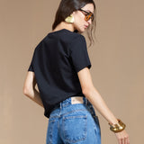 T-Shirt Gola V com Bordado de Arabescos na Frente