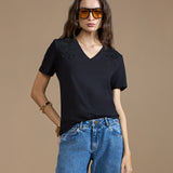 T-Shirt Gola V com Bordado de Arabescos na Frente