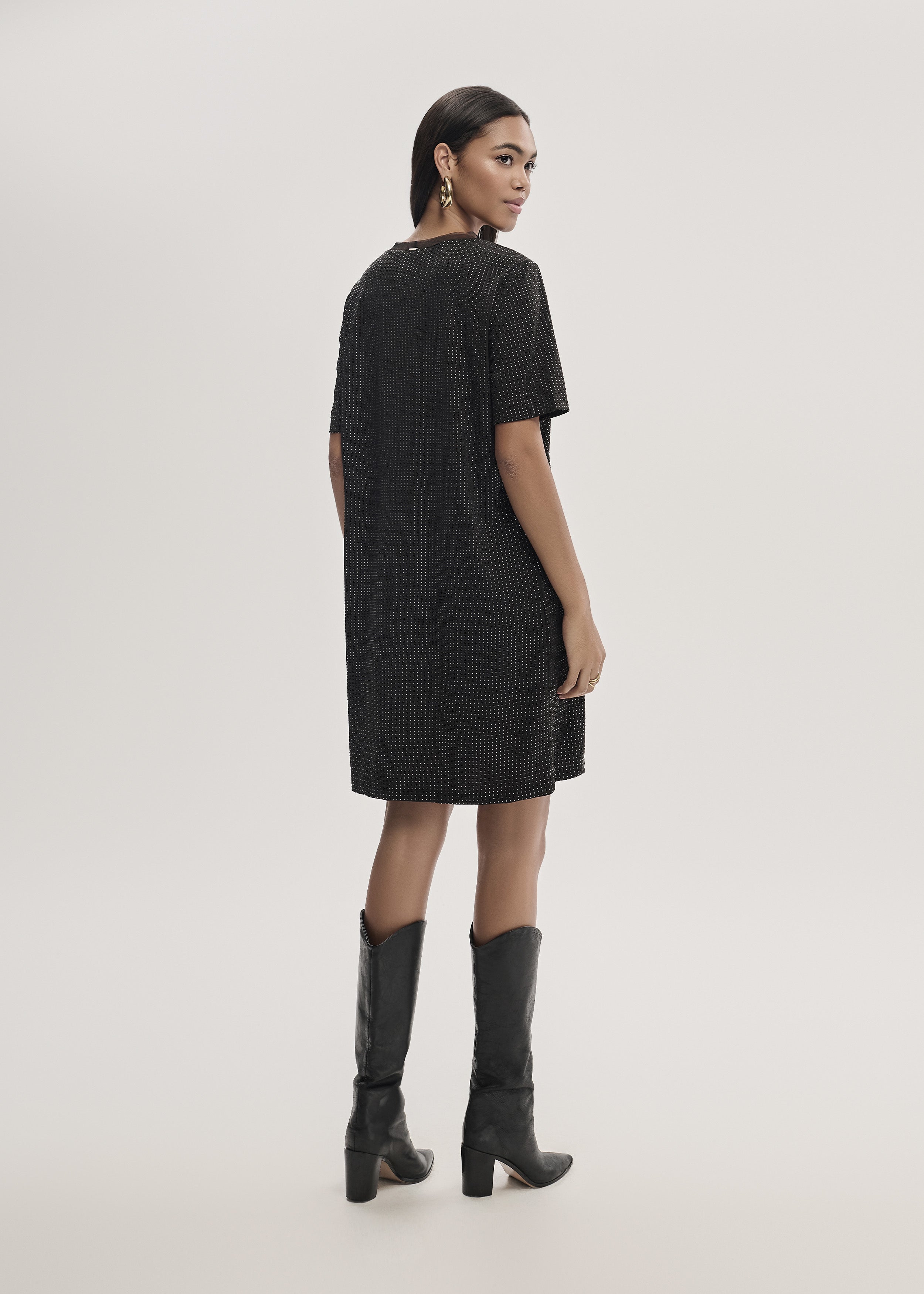 Vestido Curto em Malha Metálica com Strass
