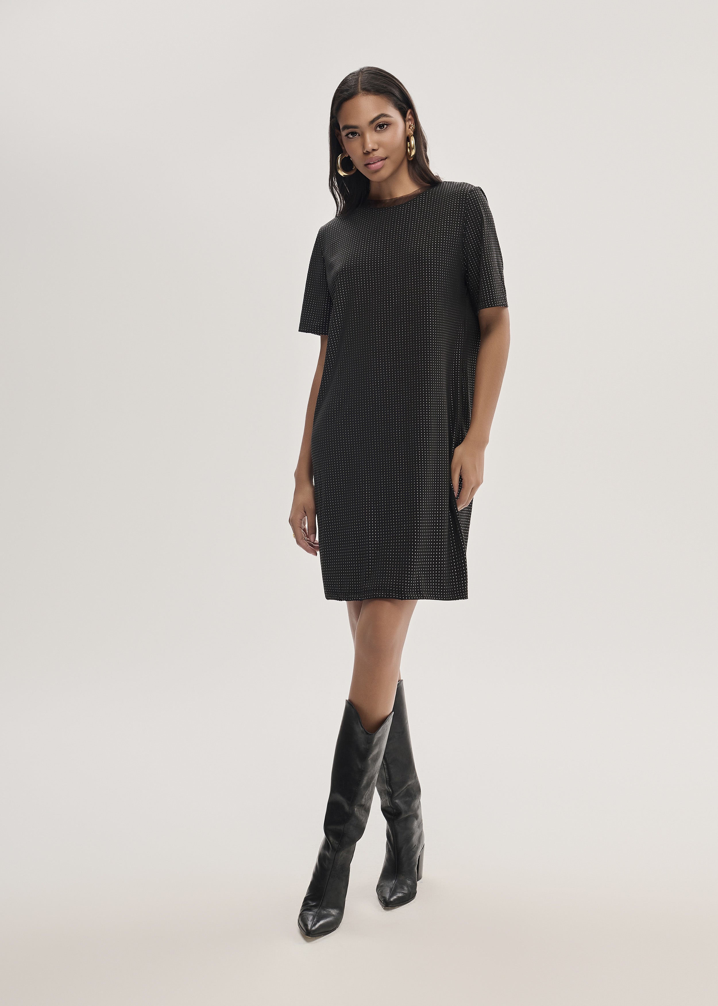 Vestido Curto em Malha Metálica com Strass