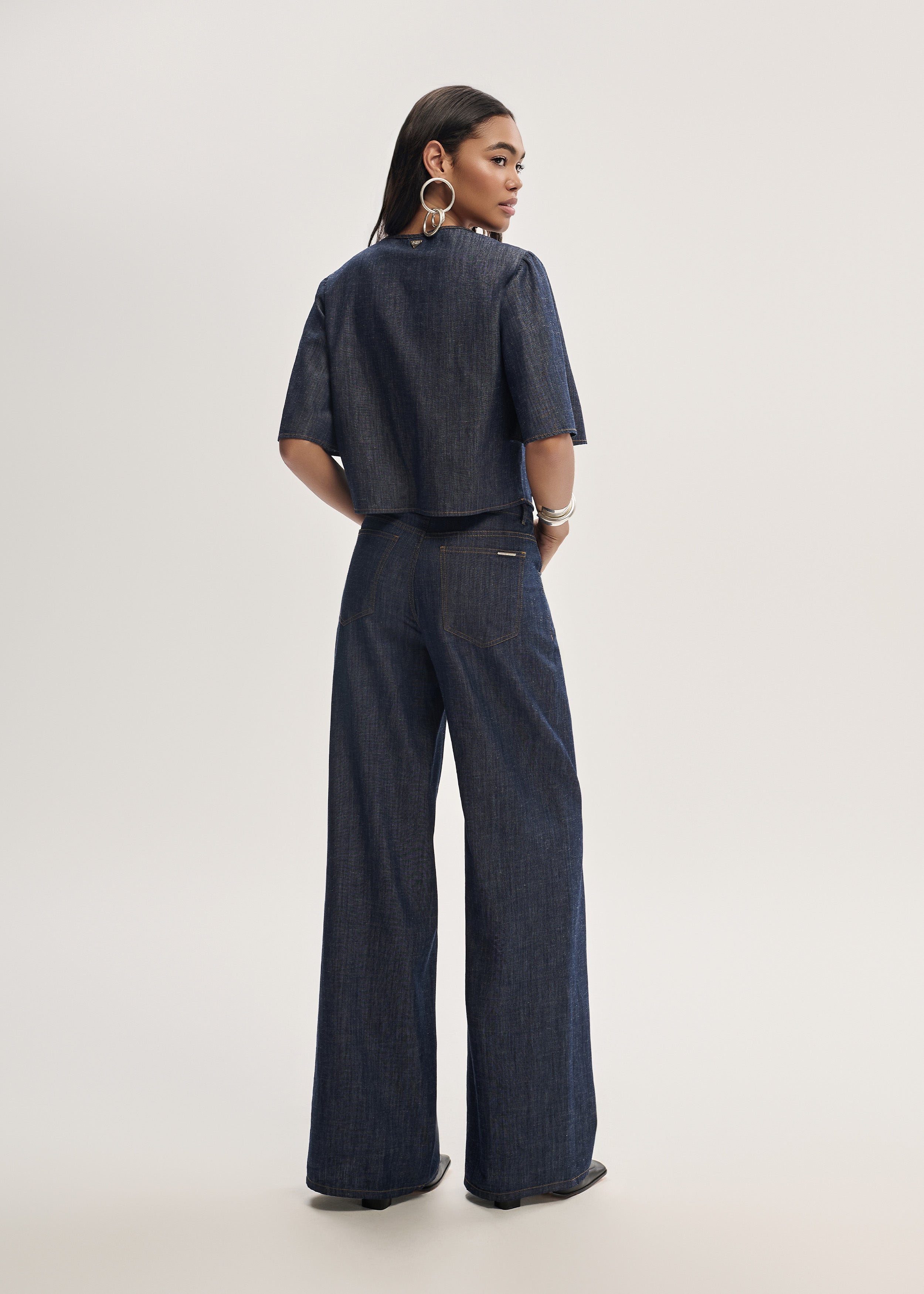 Calça Pantalona Jeans Leve com Pesponto