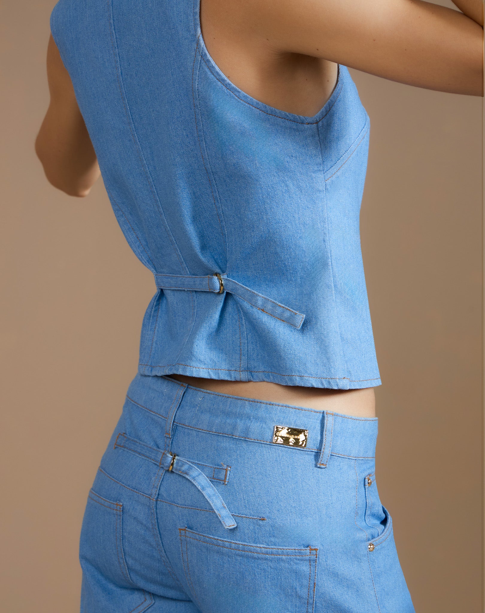 Blusa Jeans Estilo Colete com Regulador nas Costas