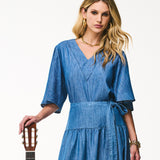 Blusa em Denim Leve com Decote V