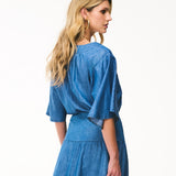 Blusa em Denim Leve com Decote V