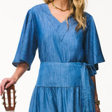 Blusa em Denim Leve com Decote V