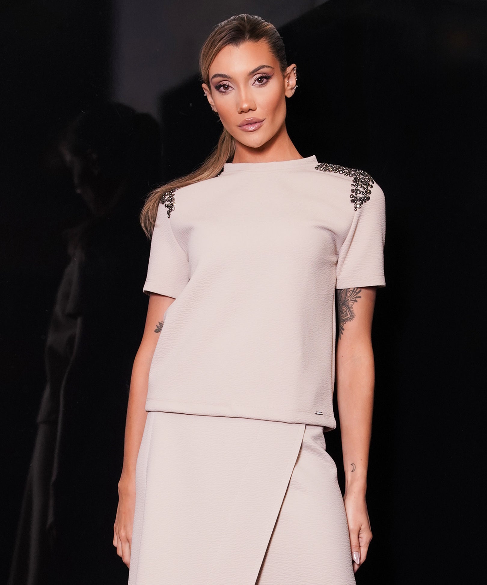 T-shirt com Pedrarias nos Ombros