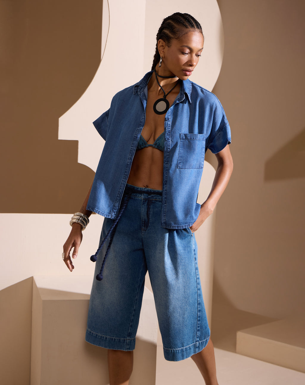 Bermuda Jeans com Cinto Corda
