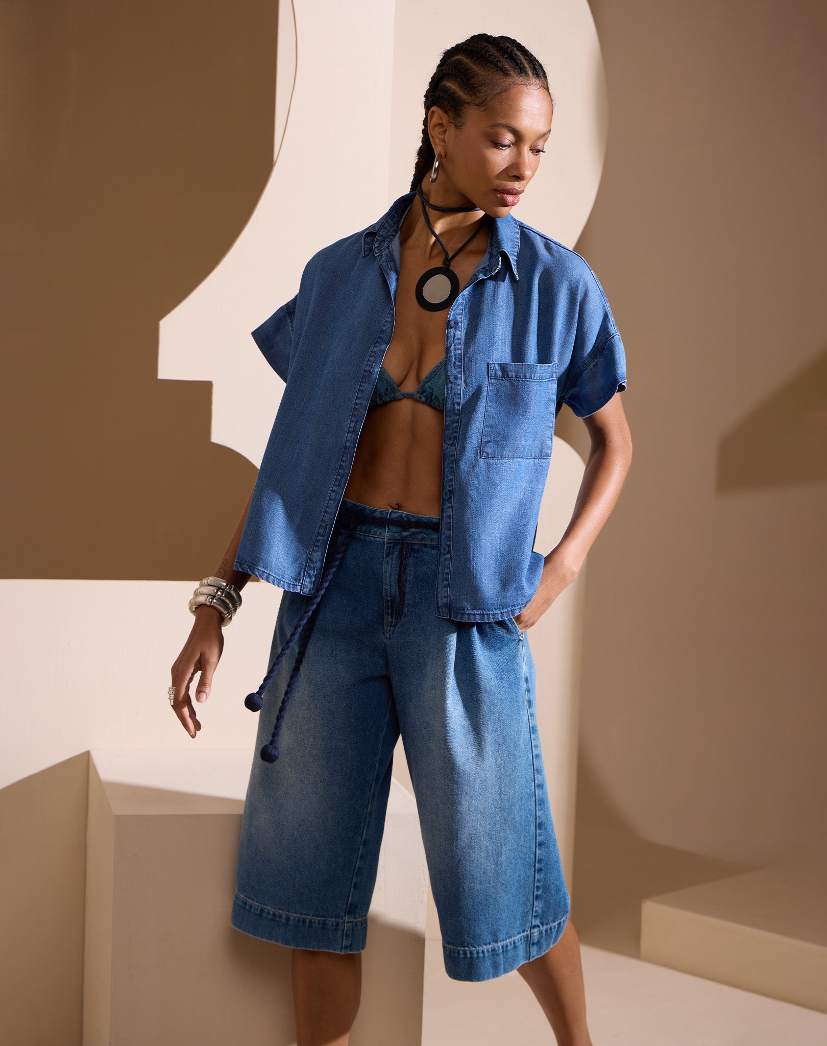 Bermuda Jeans com Cinto Corda