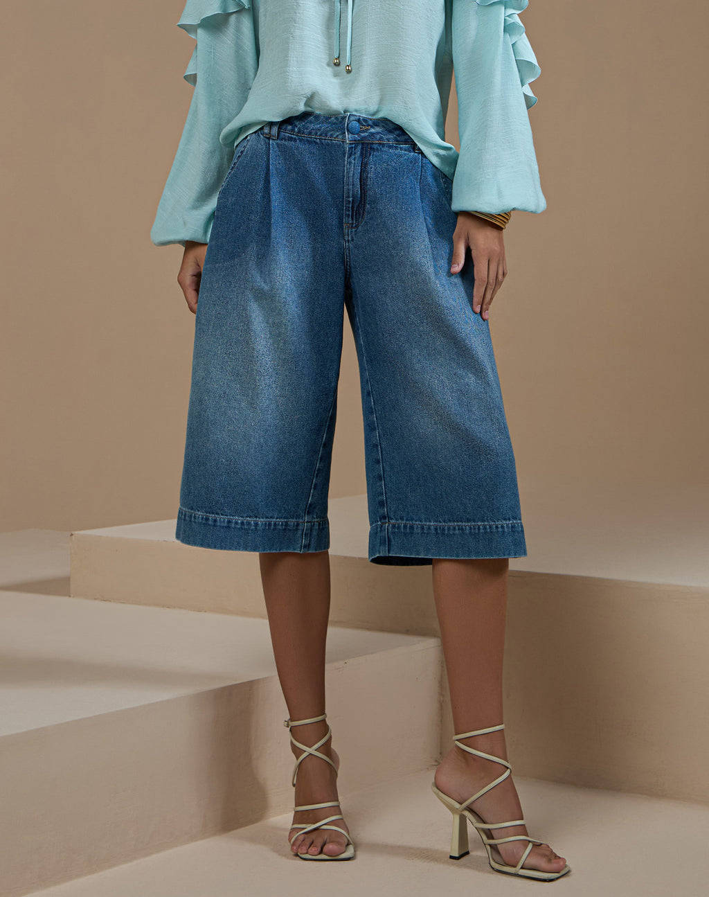 Bermuda Jeans com Cinto Corda