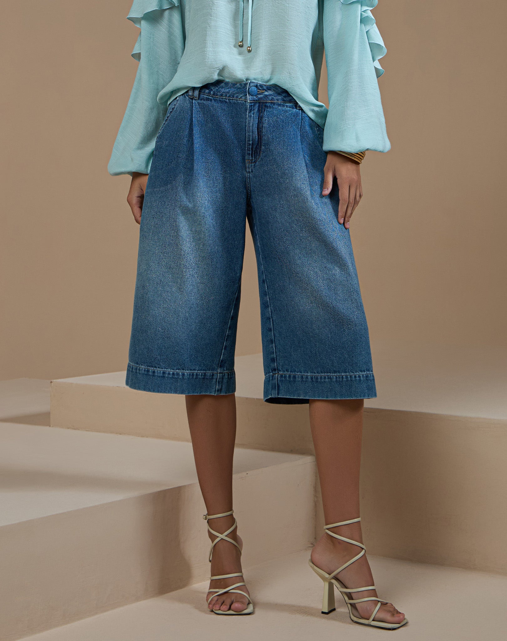 Bermuda Jeans com Cinto Corda