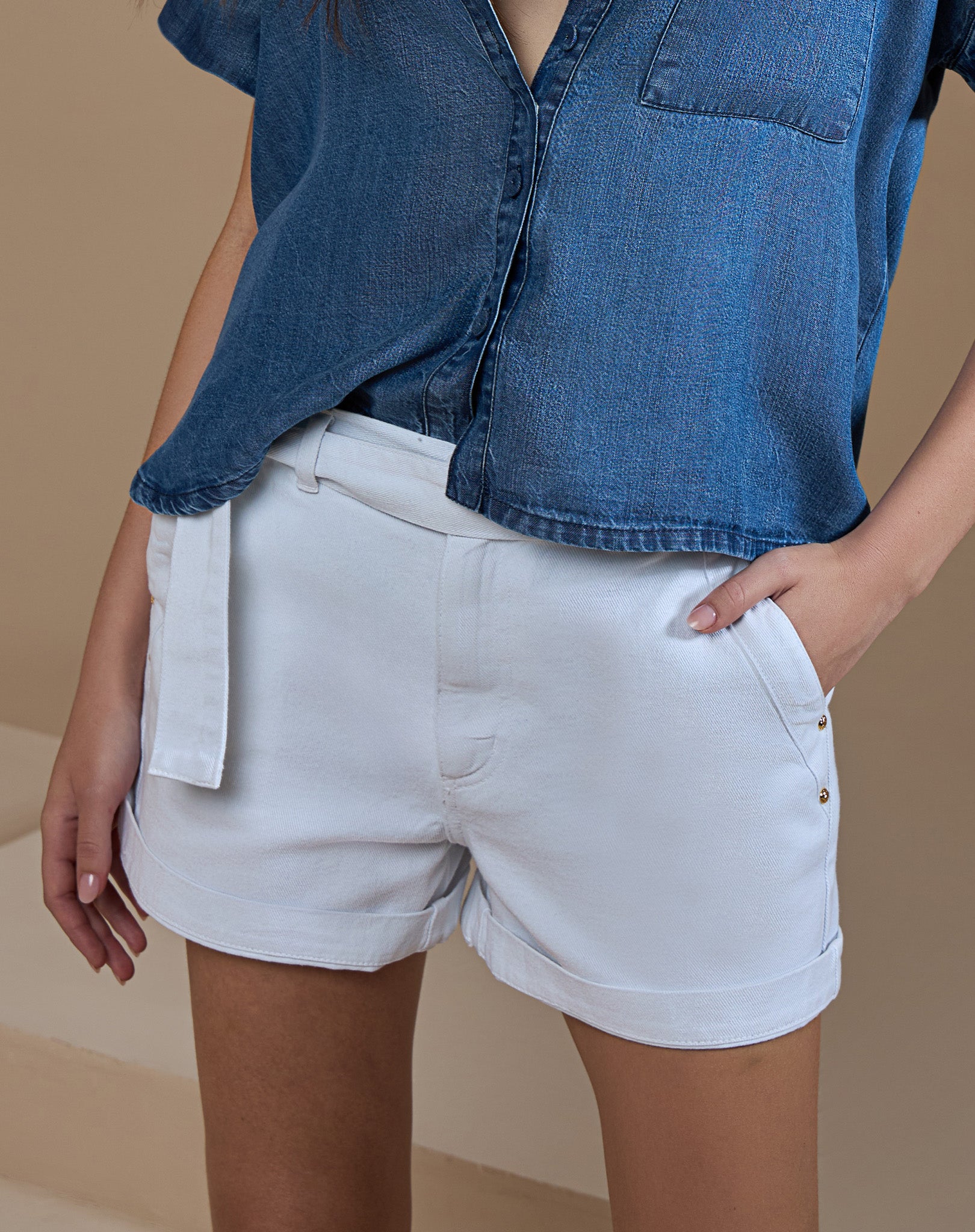 Short em Sarja com Detalhes Dourados