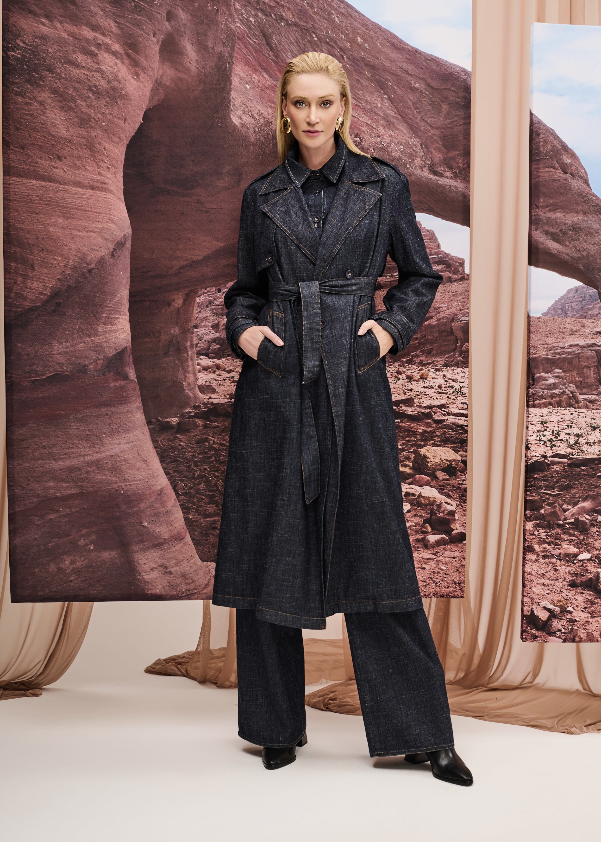 Trench Coat Jeans Feminino com Faixa e Bolsos – Manga Longa