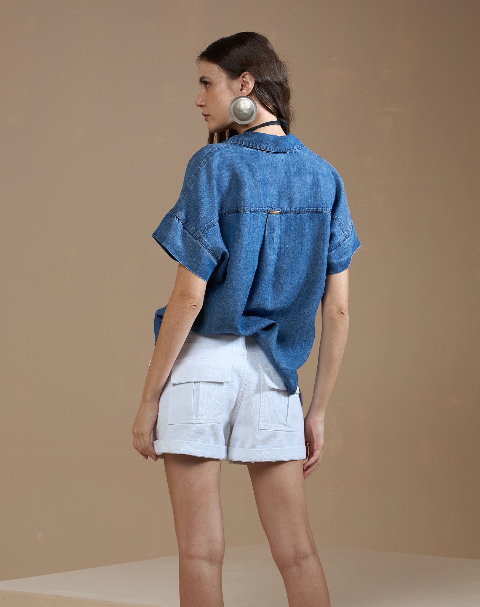 Short em Sarja com Detalhes Dourados