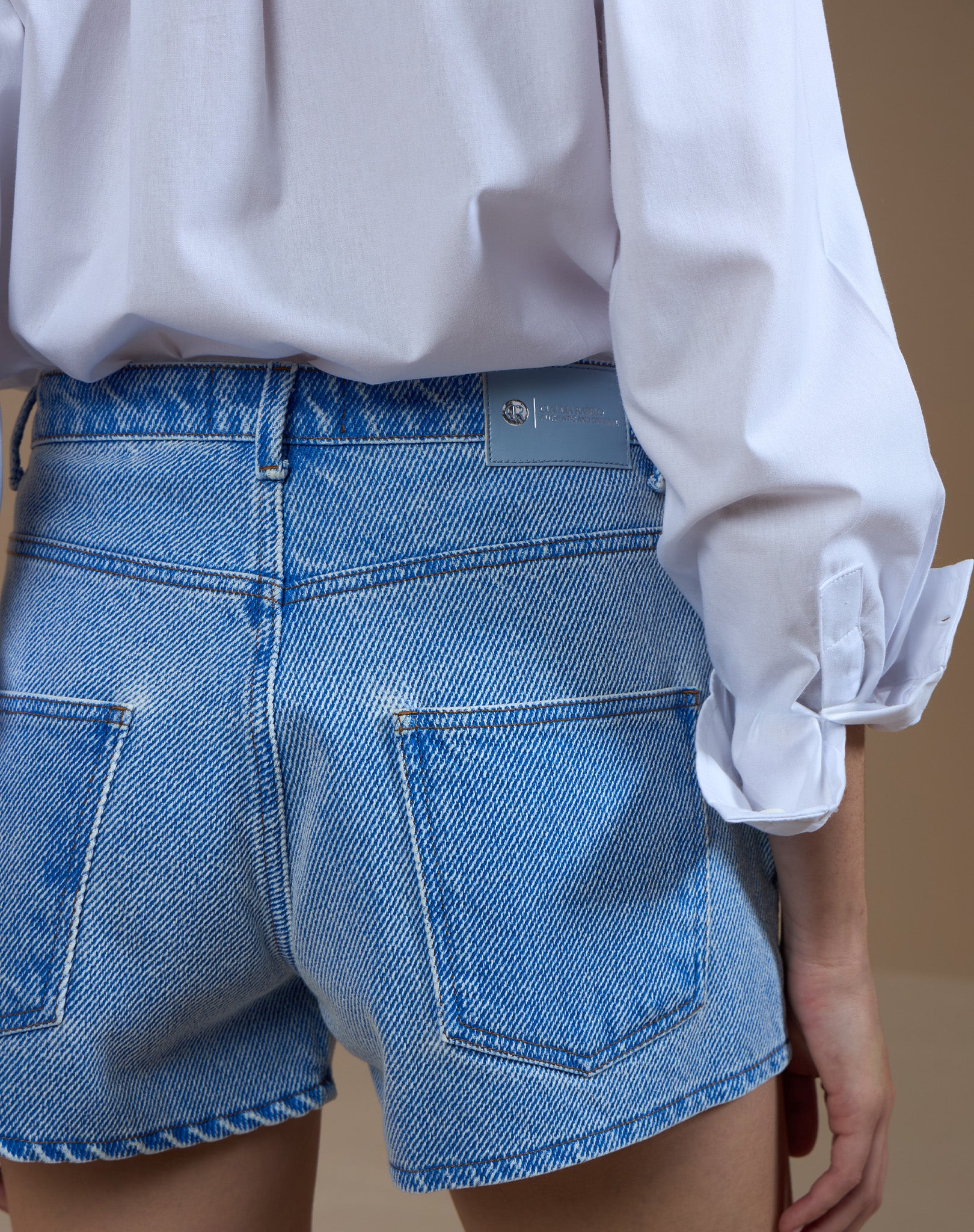 Short em Denim Estonado Diagonal
