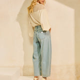 Calça Jeans Barrel Leg com Transpasse no Cós