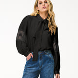 Camisa com Laço e Detalhes em Renda