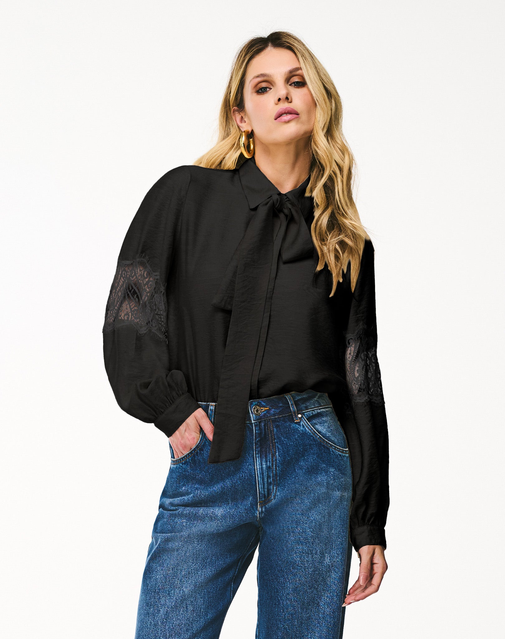 Camisa com Laço e Detalhes em Renda