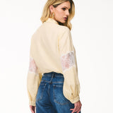 Camisa com Laço e Detalhes em Renda