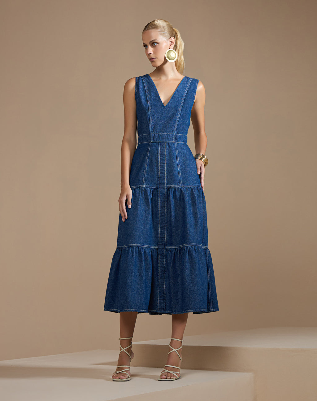 Vestido Jeans Midicom Saia em Camadas e Pesponto Contrastante
