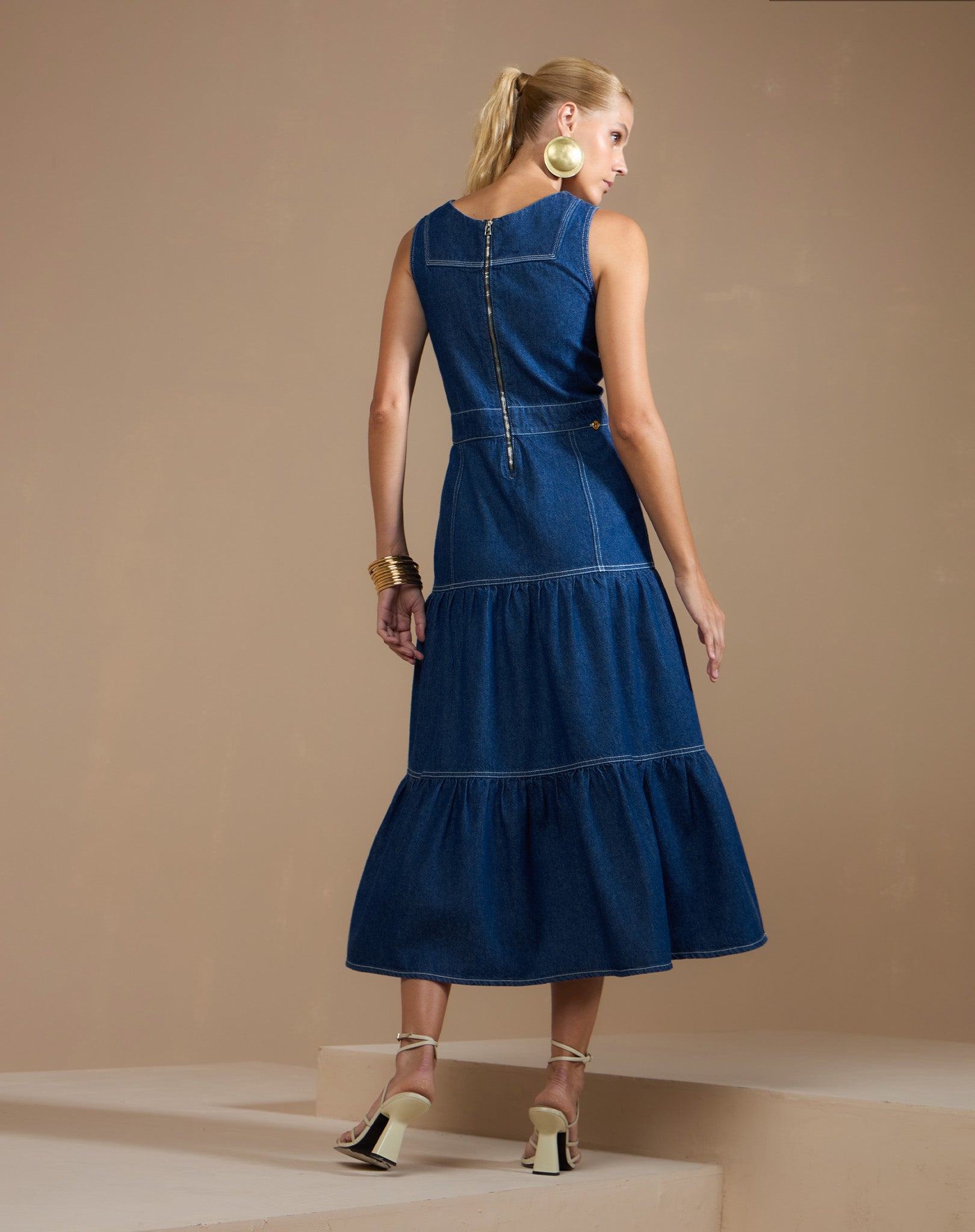 Vestido Jeans Midicom Saia em Camadas e Pesponto Contrastante