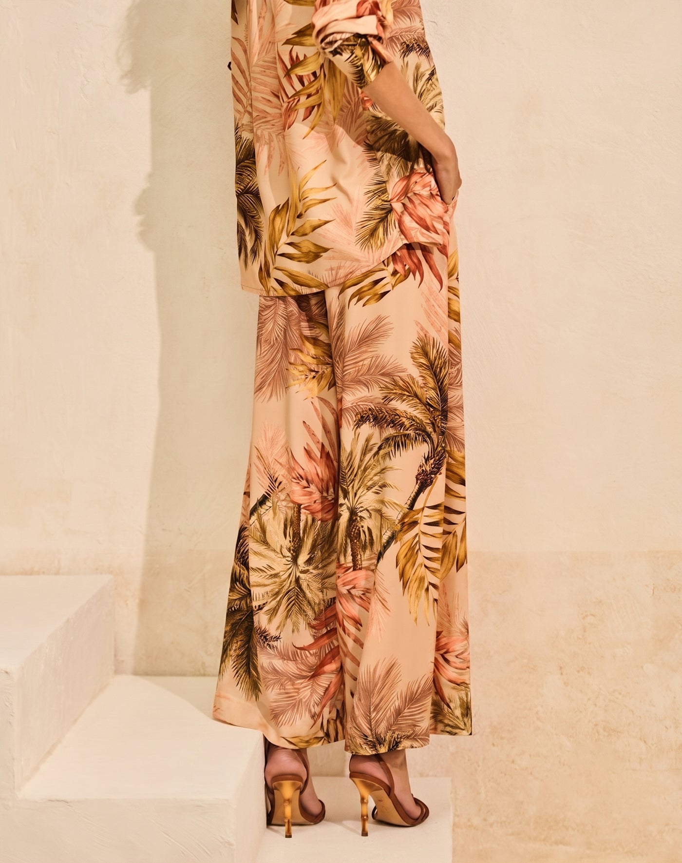 Calça Pantalona em Viscose Estampa Palmar