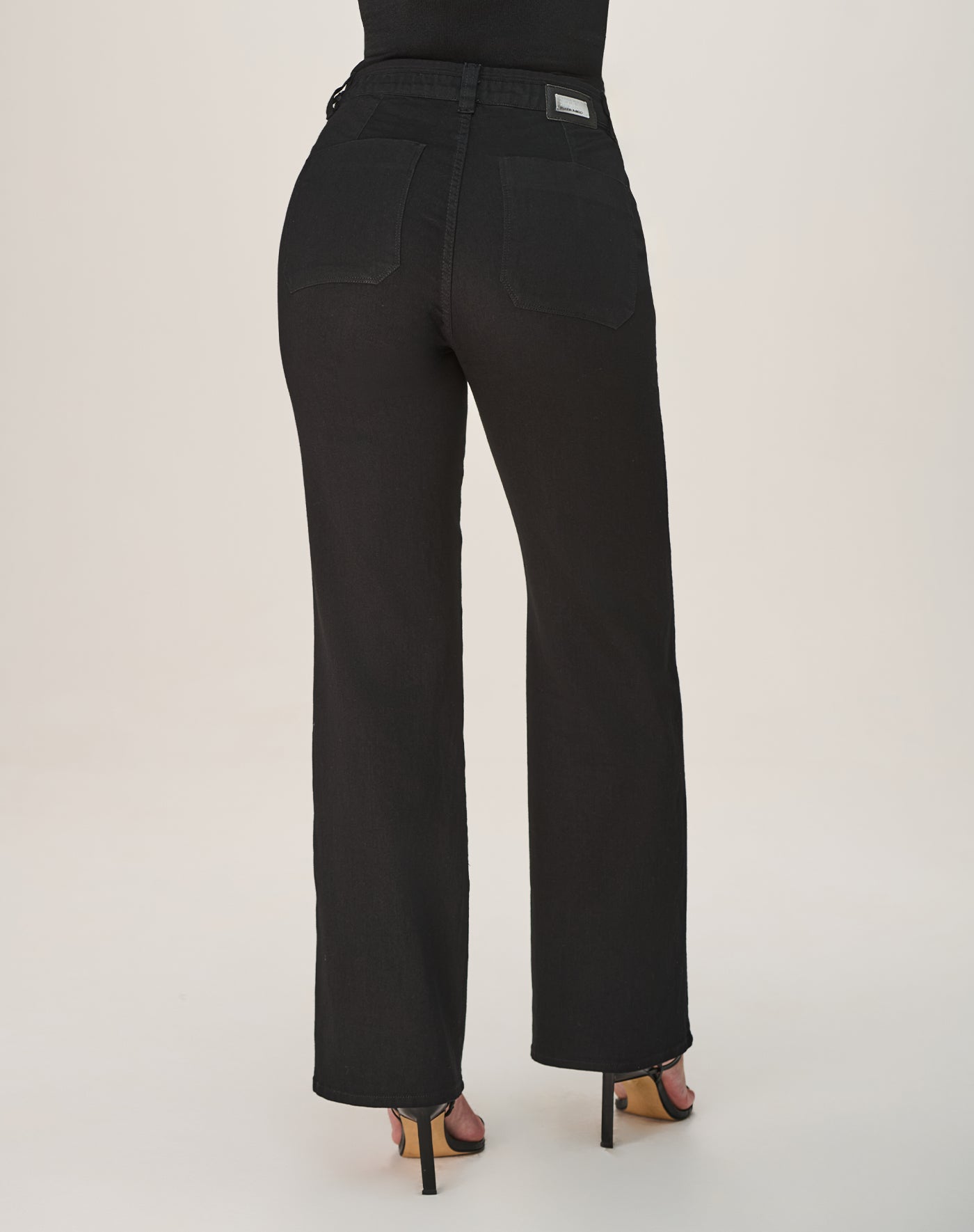 Calça Reta em Sarja Acetinada