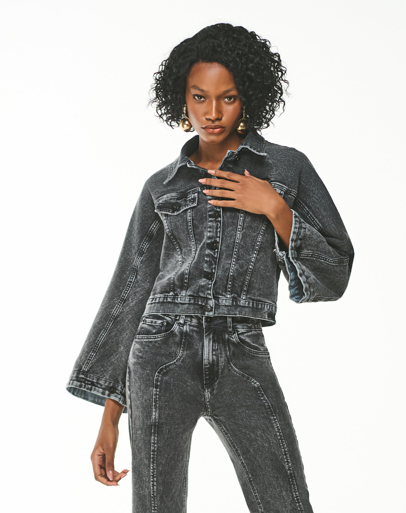 Jaqueta Jeans Cropped com Mangas Amplas