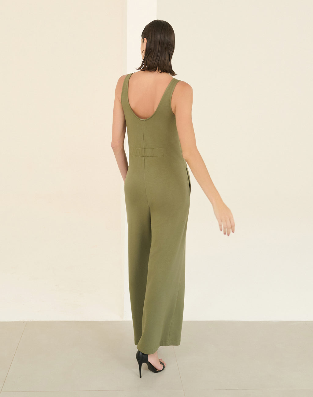 Macacão Essencial Pantalona Sem Mangas Oliva