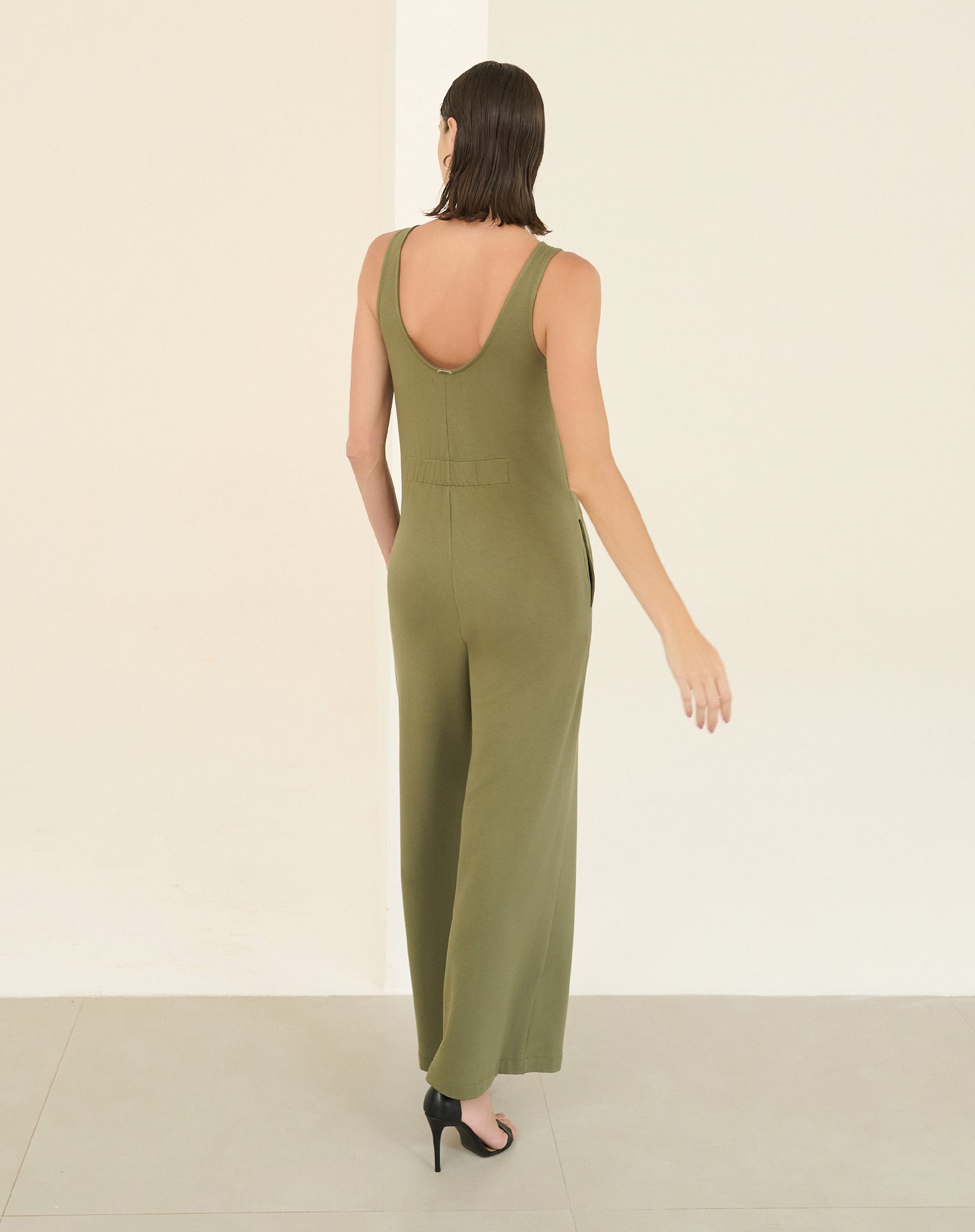 Macacão Essencial Pantalona Sem Mangas Oliva