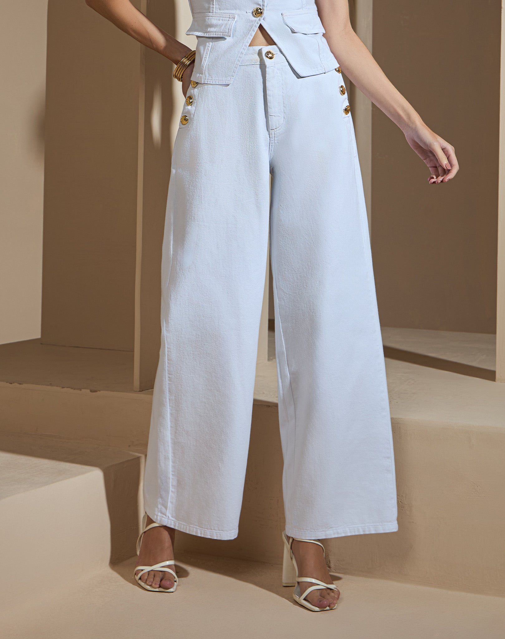 Calça Pantalona de Sarja e Botões Dourados