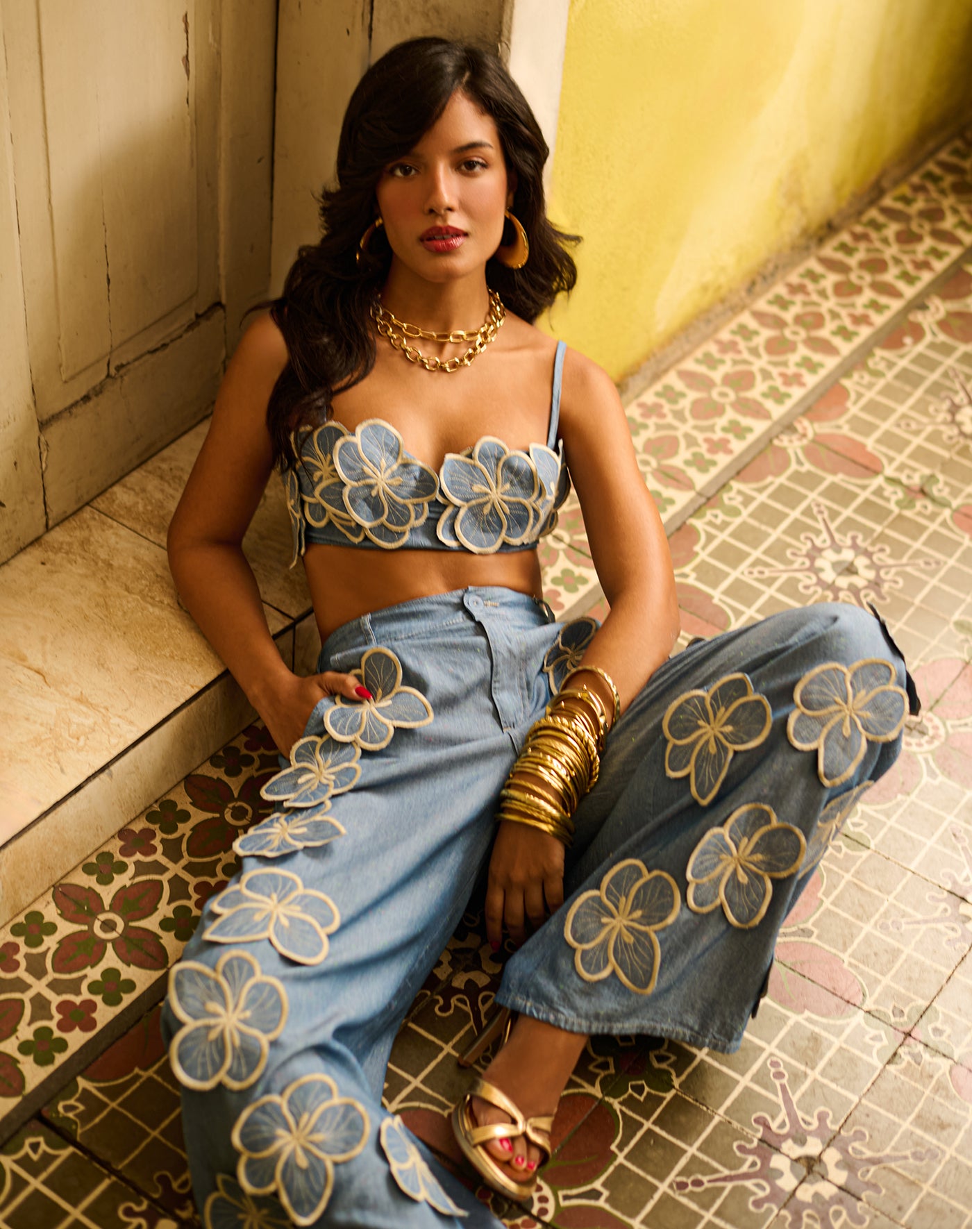 Top Cropped Jeans sem Alças e com Flores Aplicadas