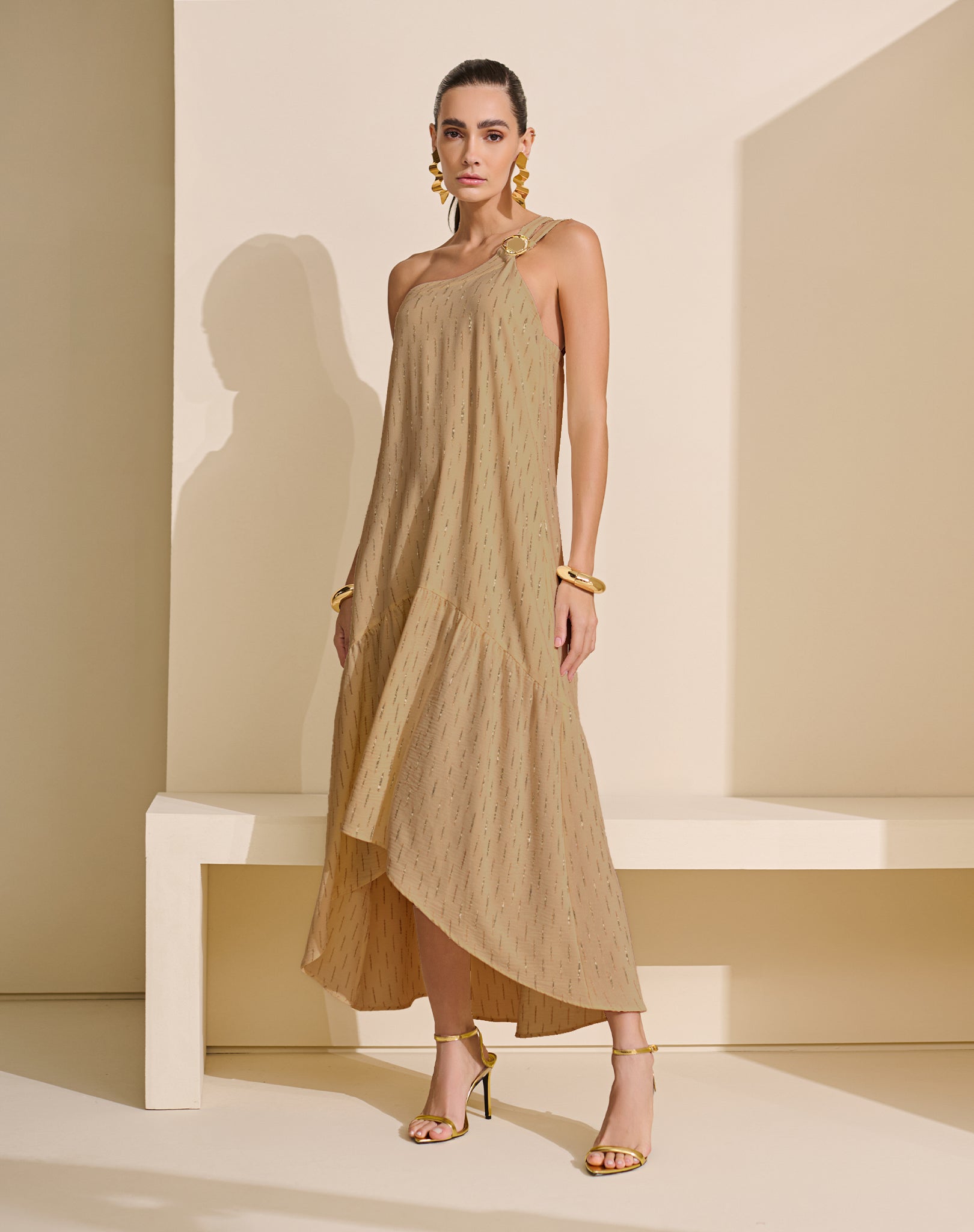 Vestido Um Ombro Só Lurex e Broche