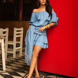 Vestido Jeans Curto Ombro a Ombro com Babados e Faixa