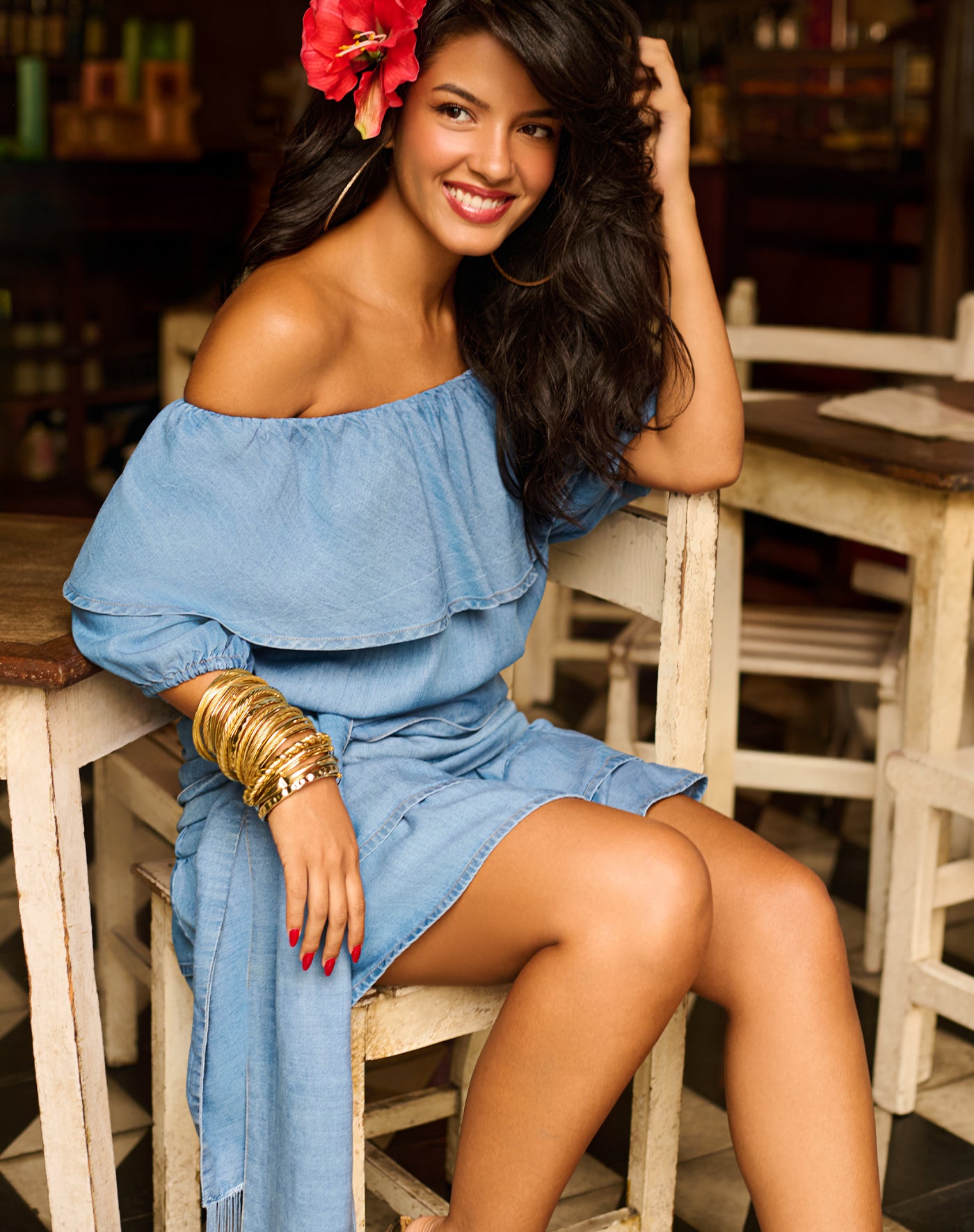 Vestido Jeans Curto Ombro a Ombro com Babados e Faixa