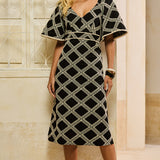Vestido Midi Bordado com Mangas Flutuantes