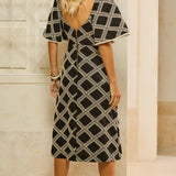 Vestido Midi Bordado com Mangas Flutuantes