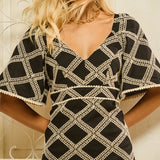 Vestido Midi Bordado com Mangas Flutuantes