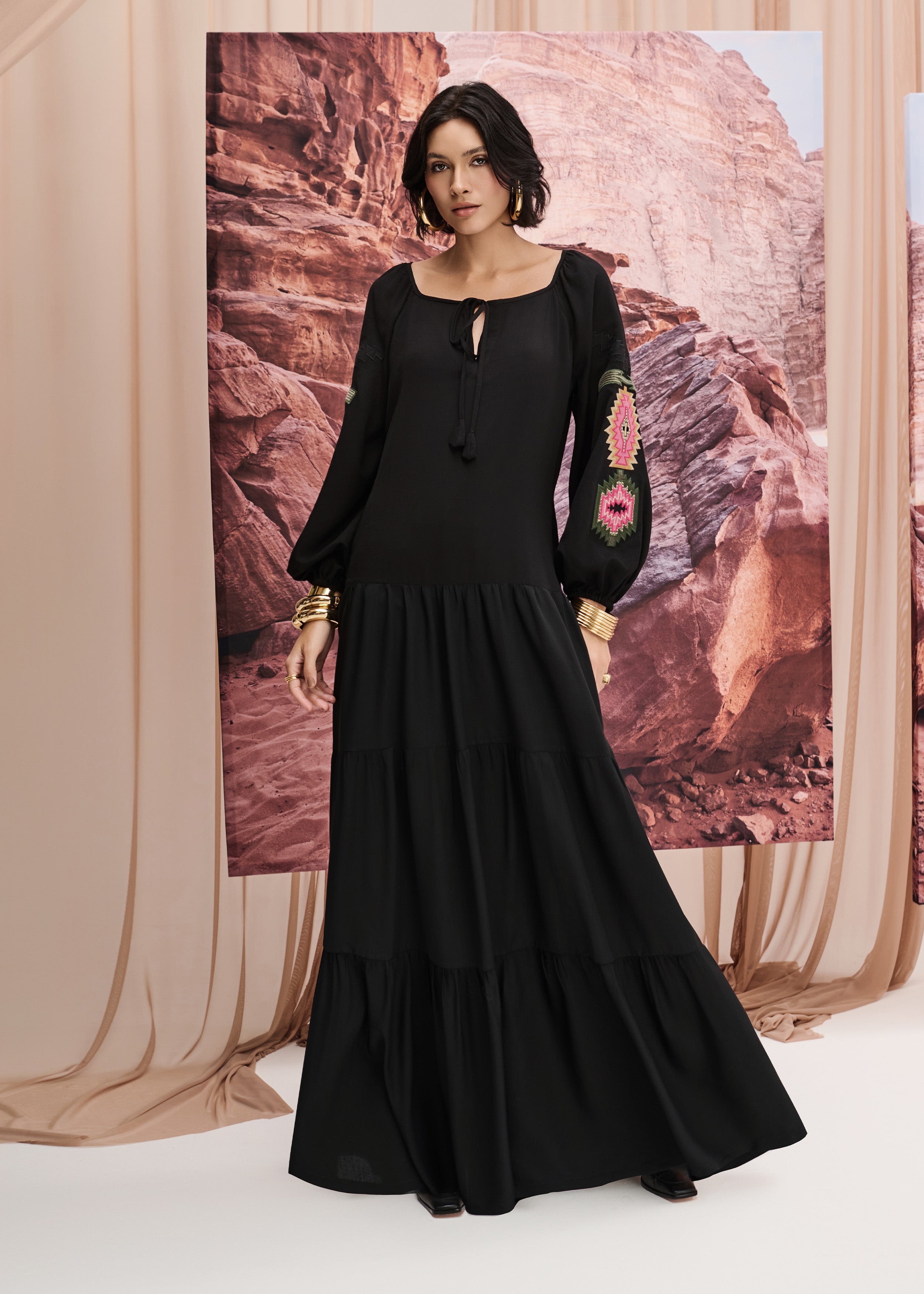 Vestido Longo Amplo com Bordado