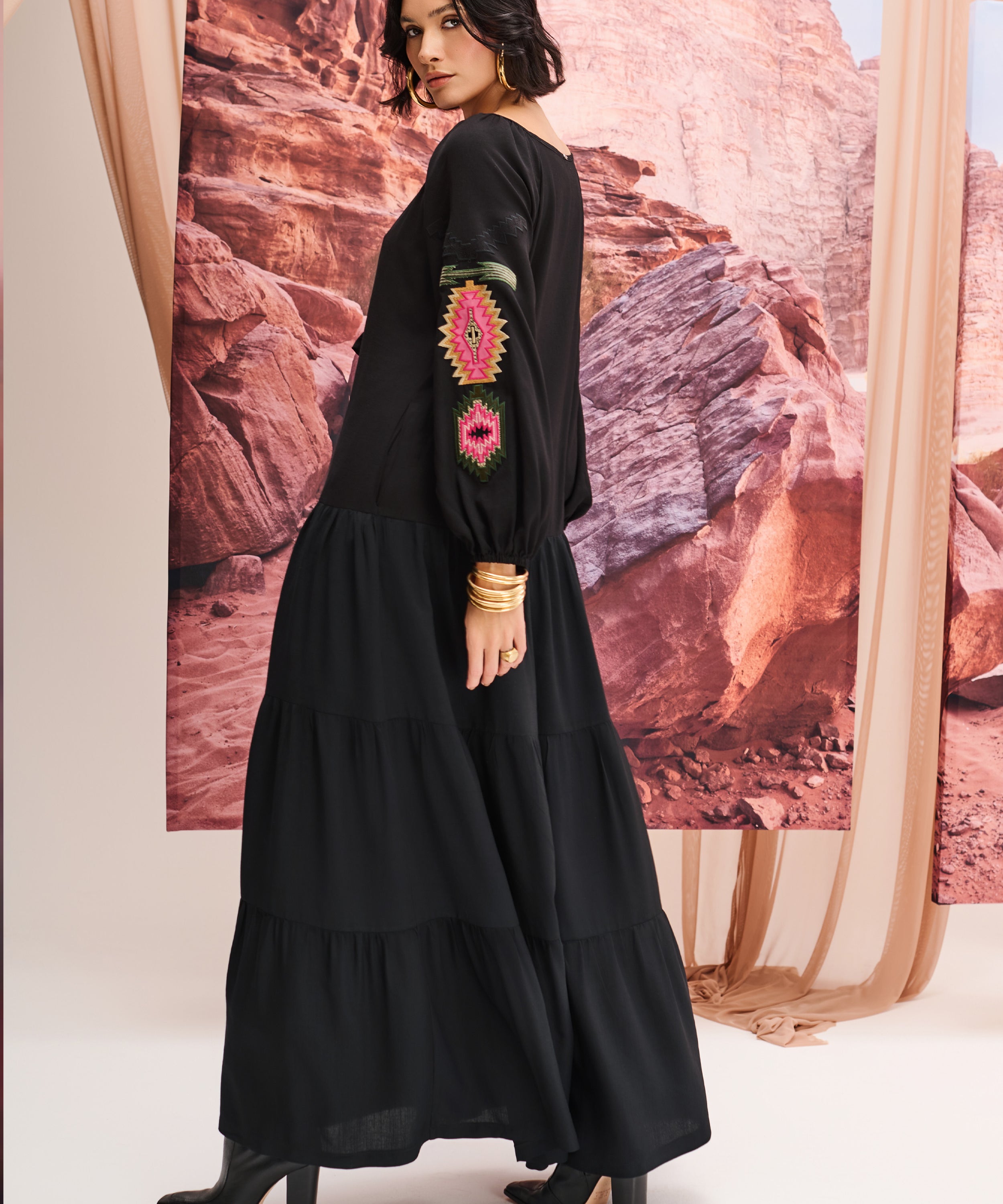 Vestido Longo Amplo com Bordado