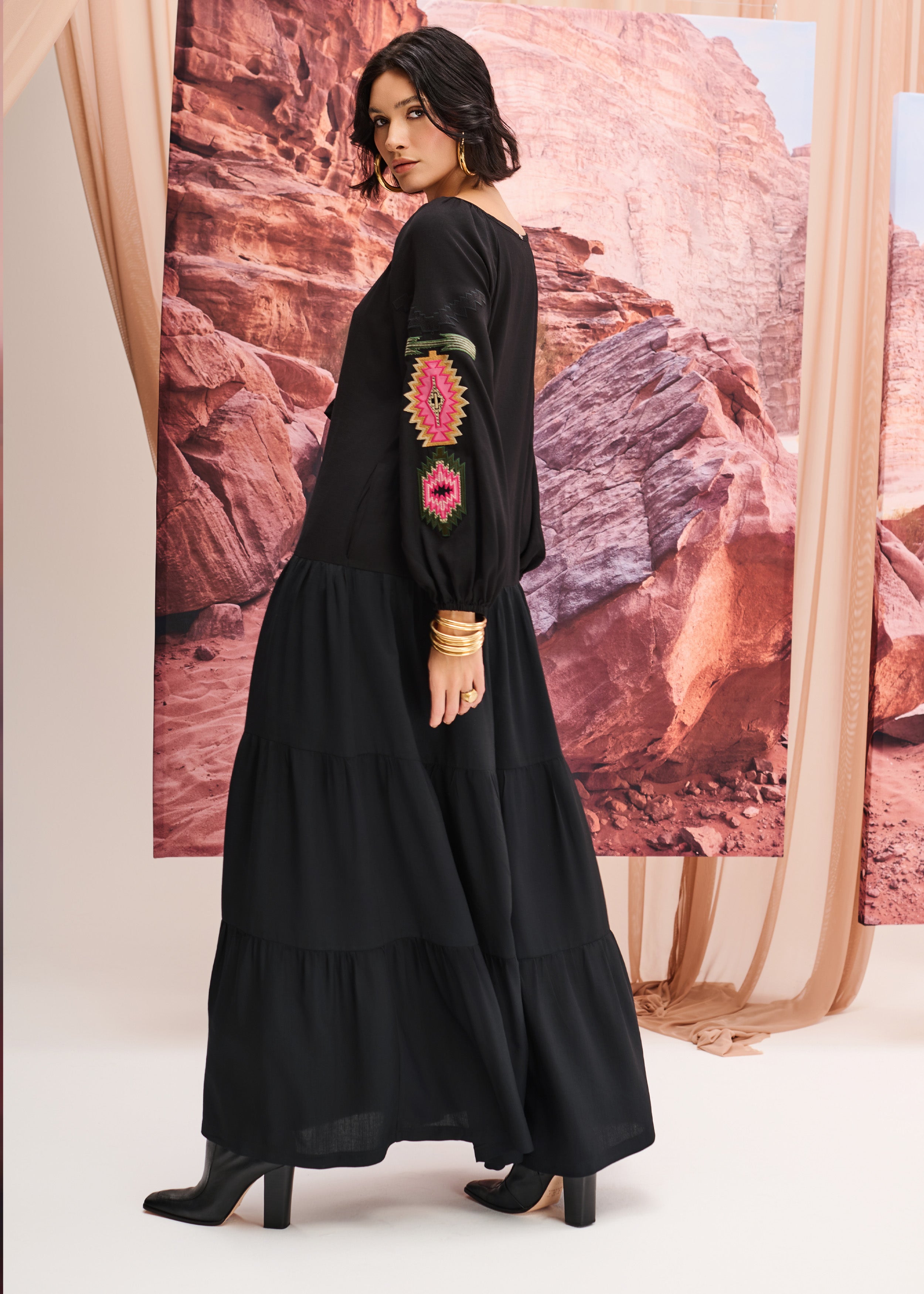 Vestido Longo Amplo com Bordado