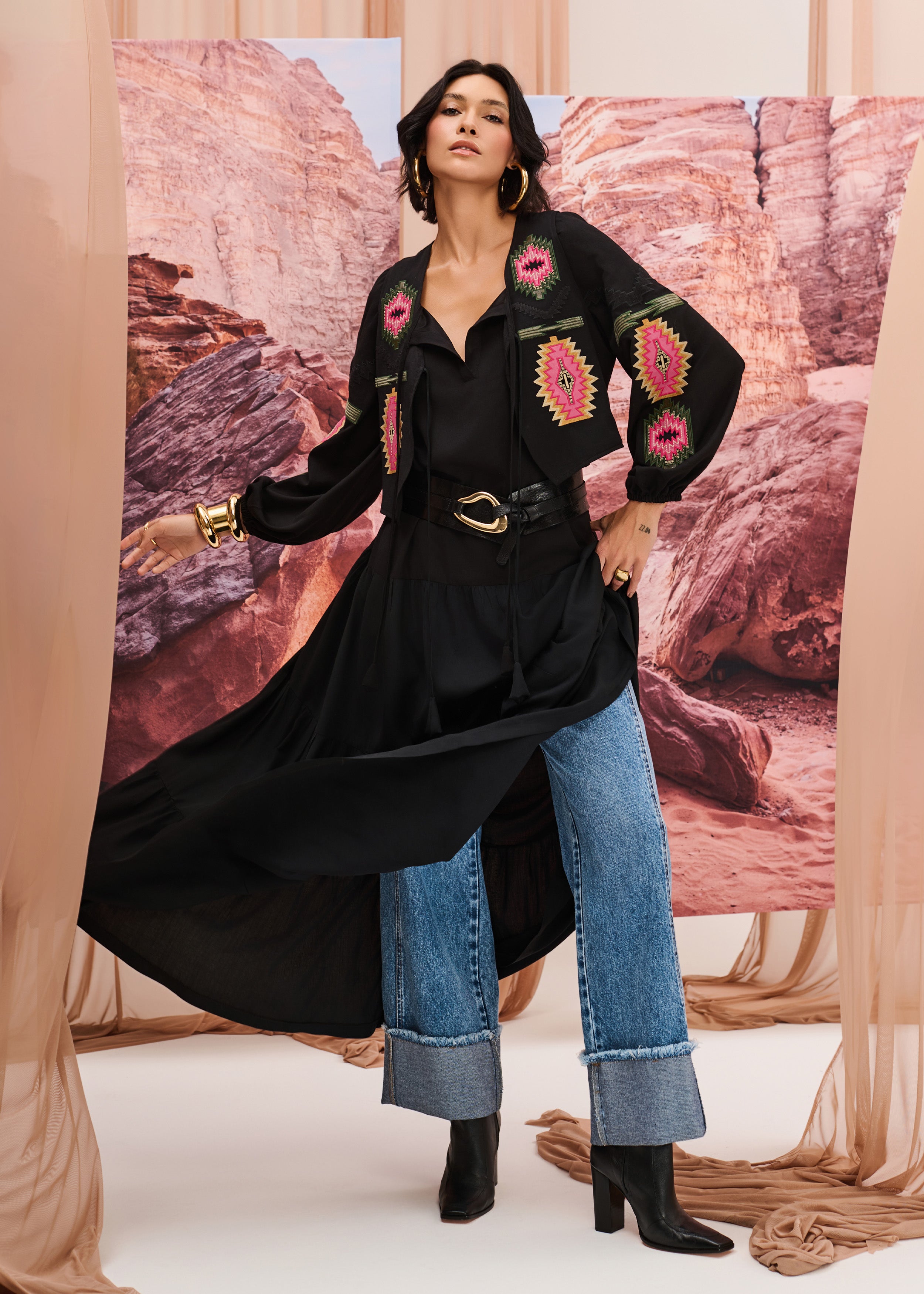 Vestido Longo Amplo com Bordado