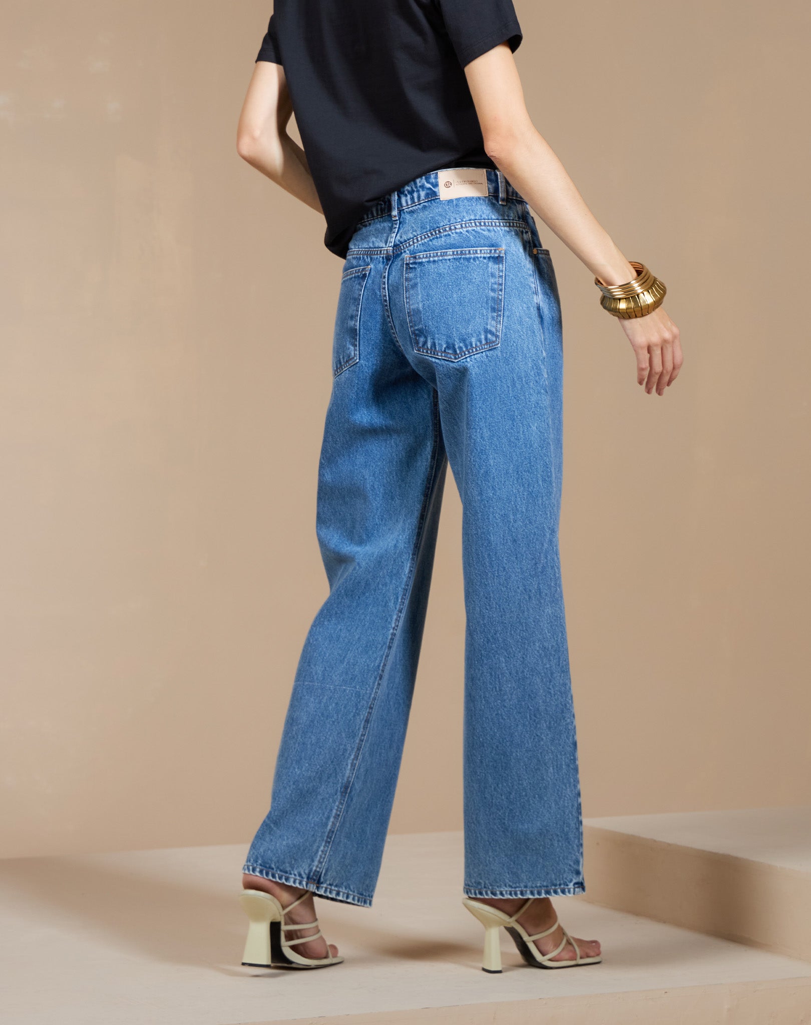 Calça Jeans Reta Cintura Média com Lavagem Azul Clássica