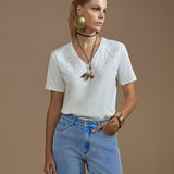 T-shirt Feminina Branca com Aplicação Arabescos