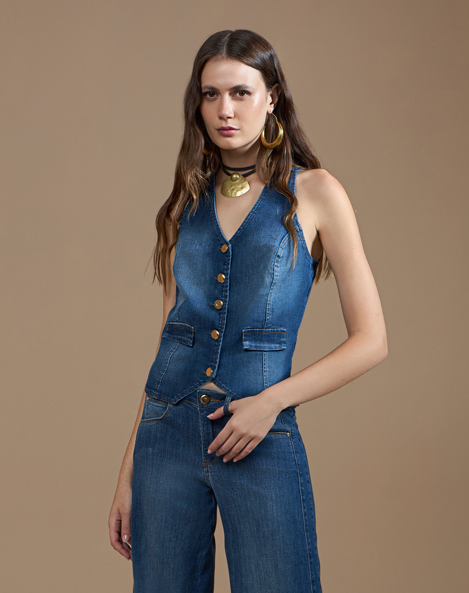 Colete Jeans Curto com Lavanderia Média e Botões Dourados