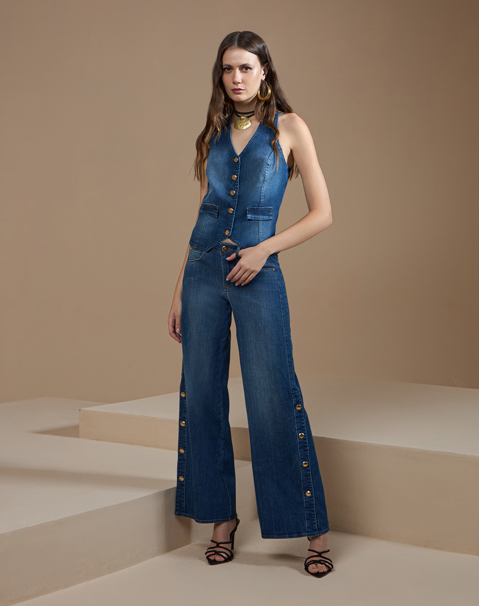 Colete Jeans Curto com Lavanderia Média e Botões Dourados