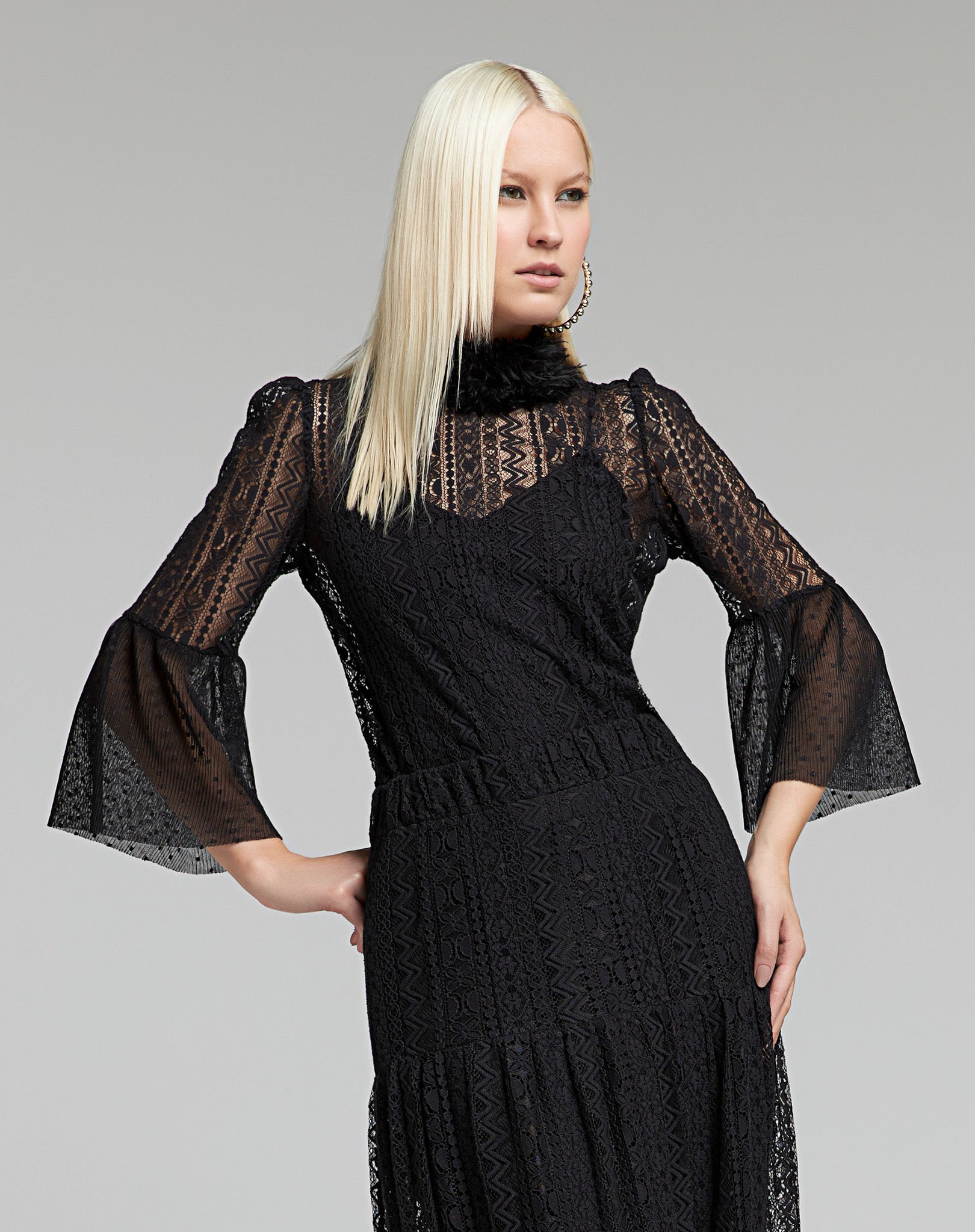 Blusa em Renda com Gola de Plumas