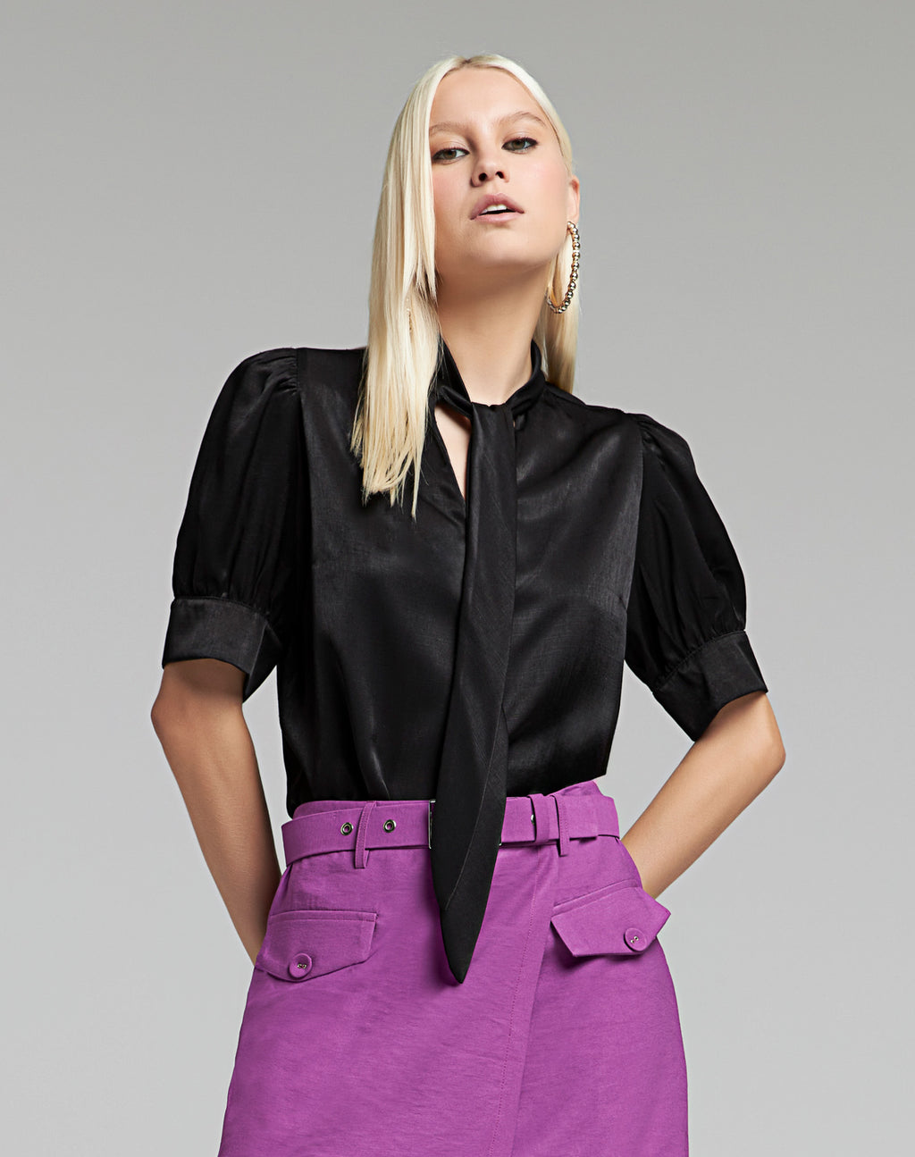 Blusa Acetinada com Laço na Gola