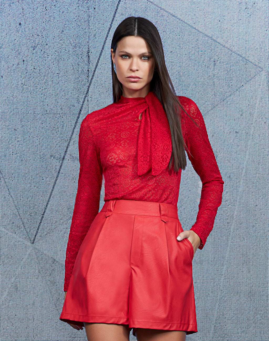 Blusa de Renda com Gola Laço e Mangas Longas