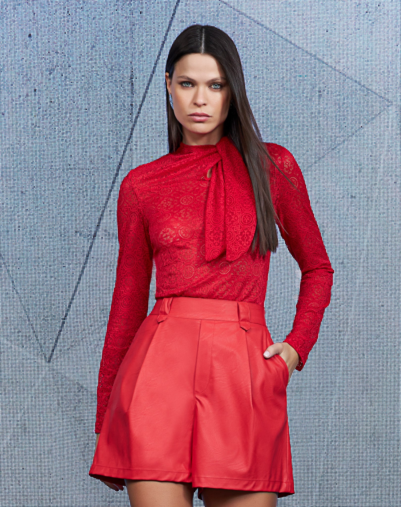 Blusa de Renda com Gola Laço e Mangas Longas