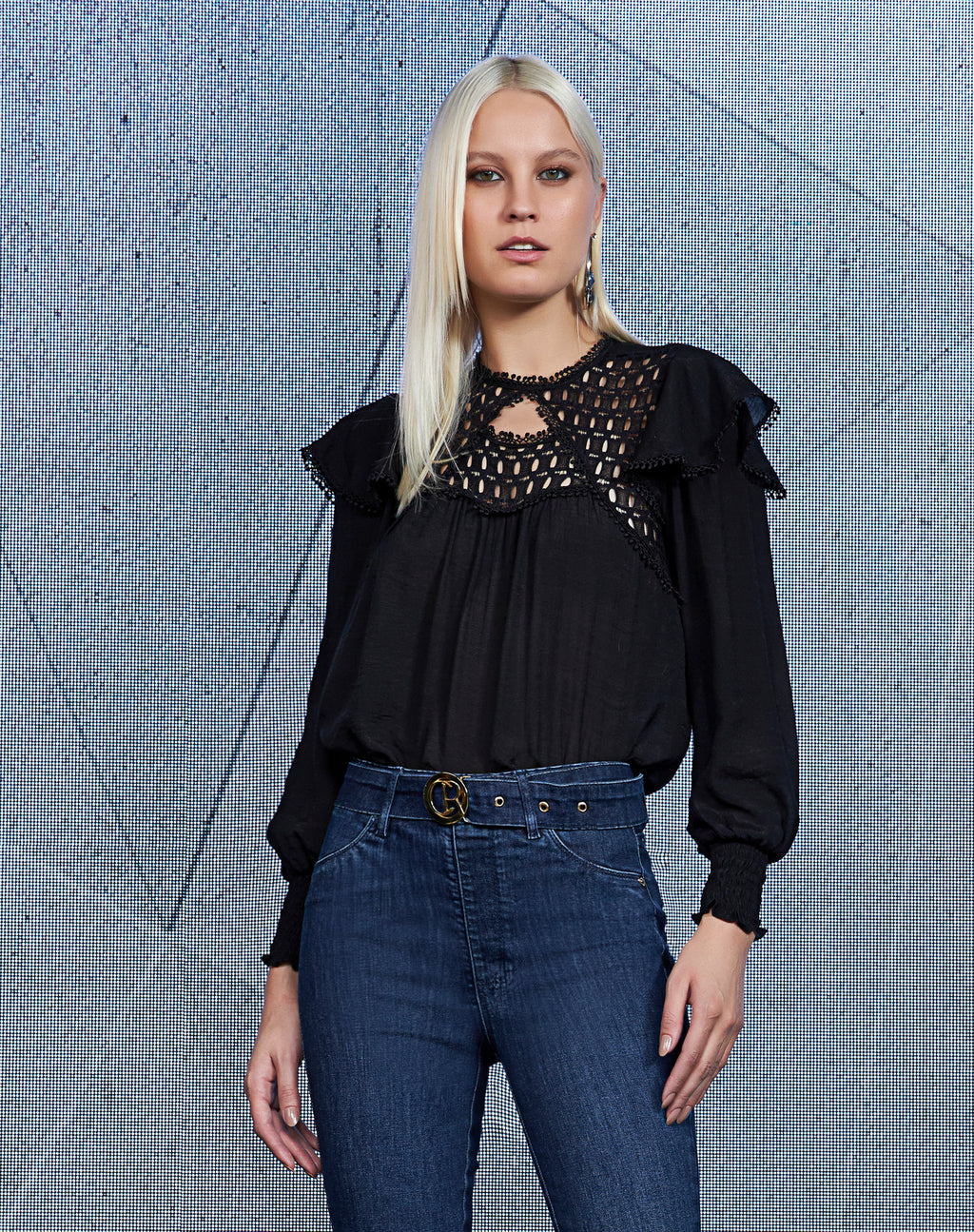 Blusa Manga Longa com Renda no Colo